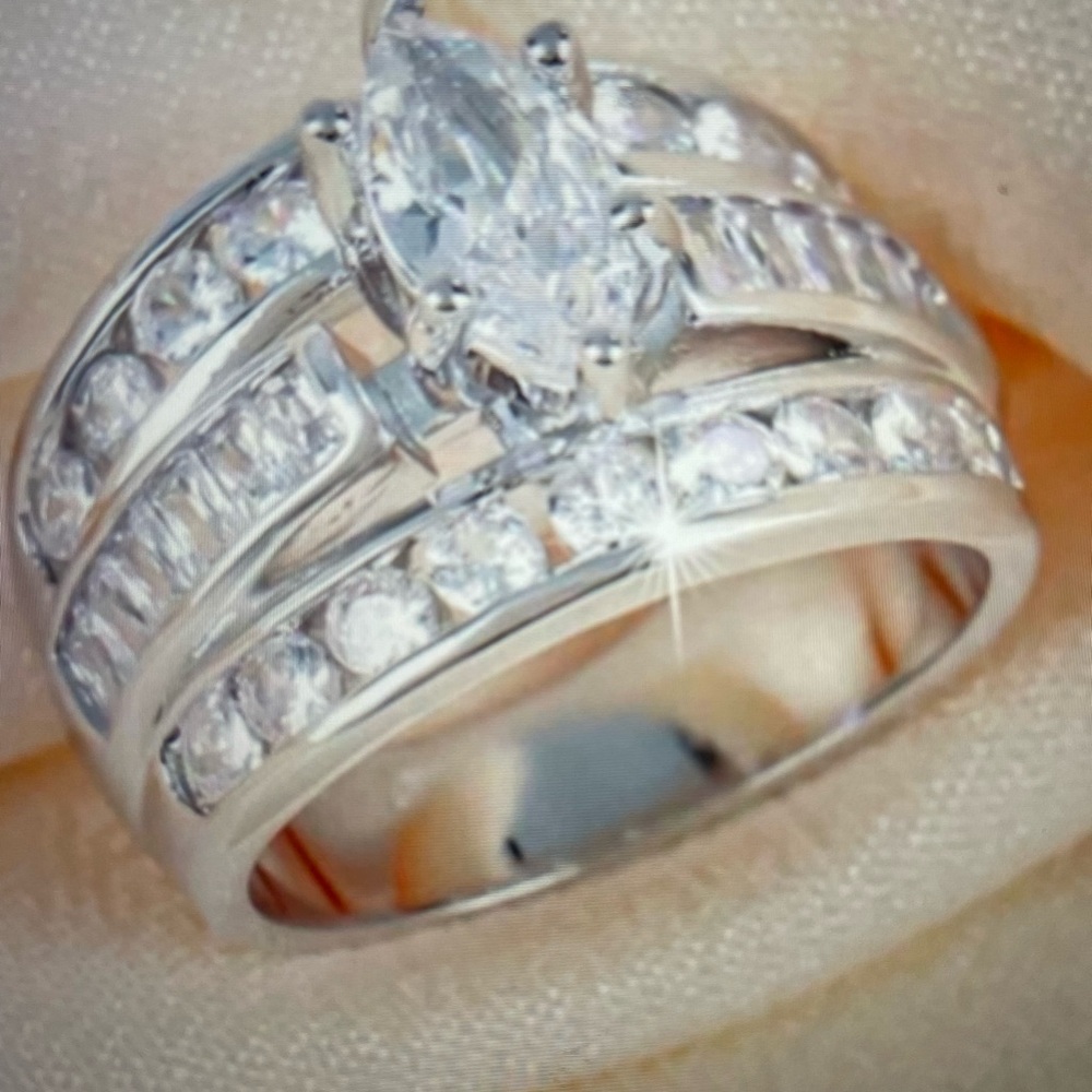 ⭐️🆕 Elegant Silver Ring with Clear Stones